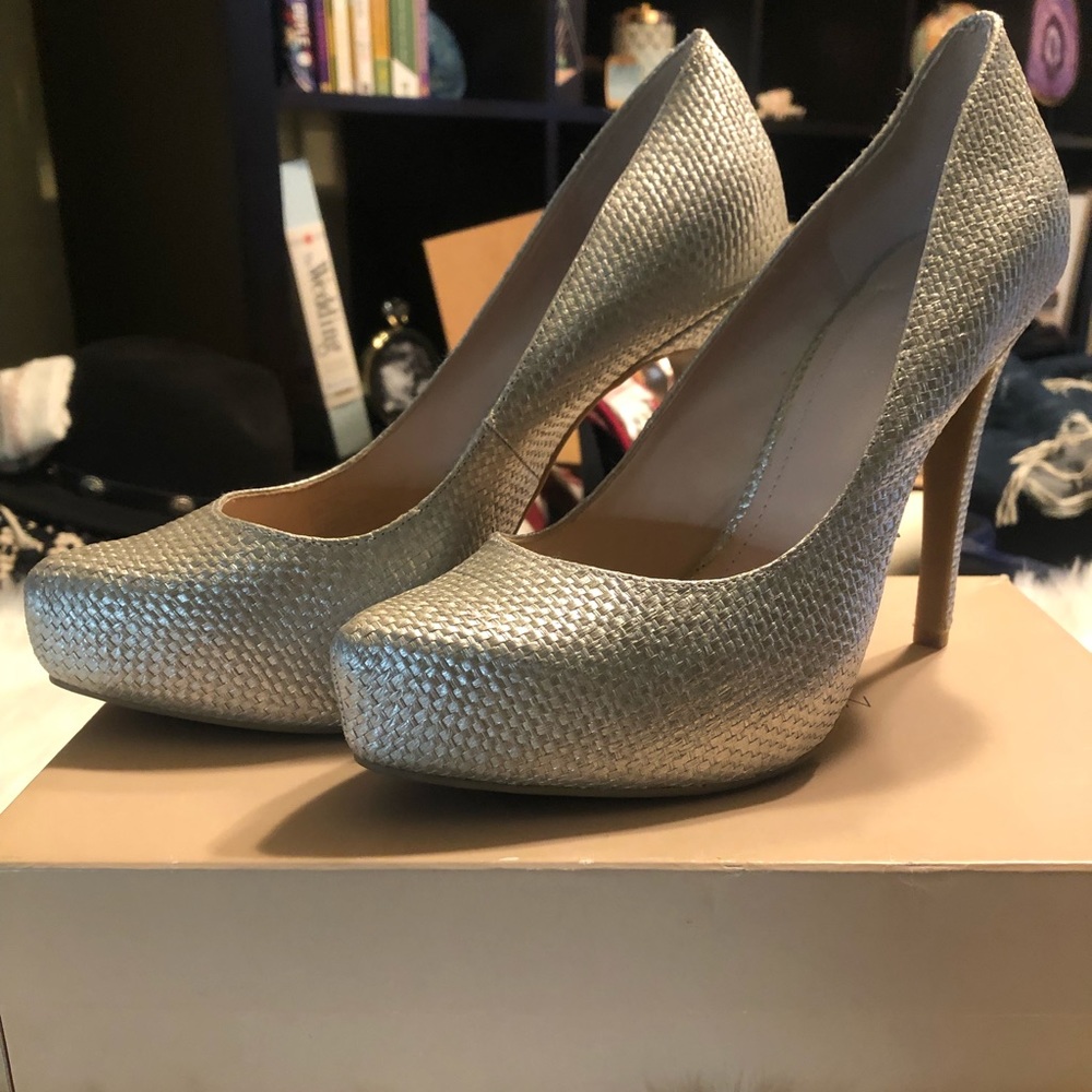 Lightly Worn! - Bcbgeneration Silver Classic Pump… - image 1